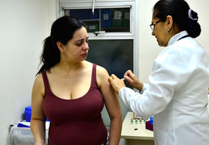 Vacinar gestante é fundamental para proteger bebê, dizem especialistas