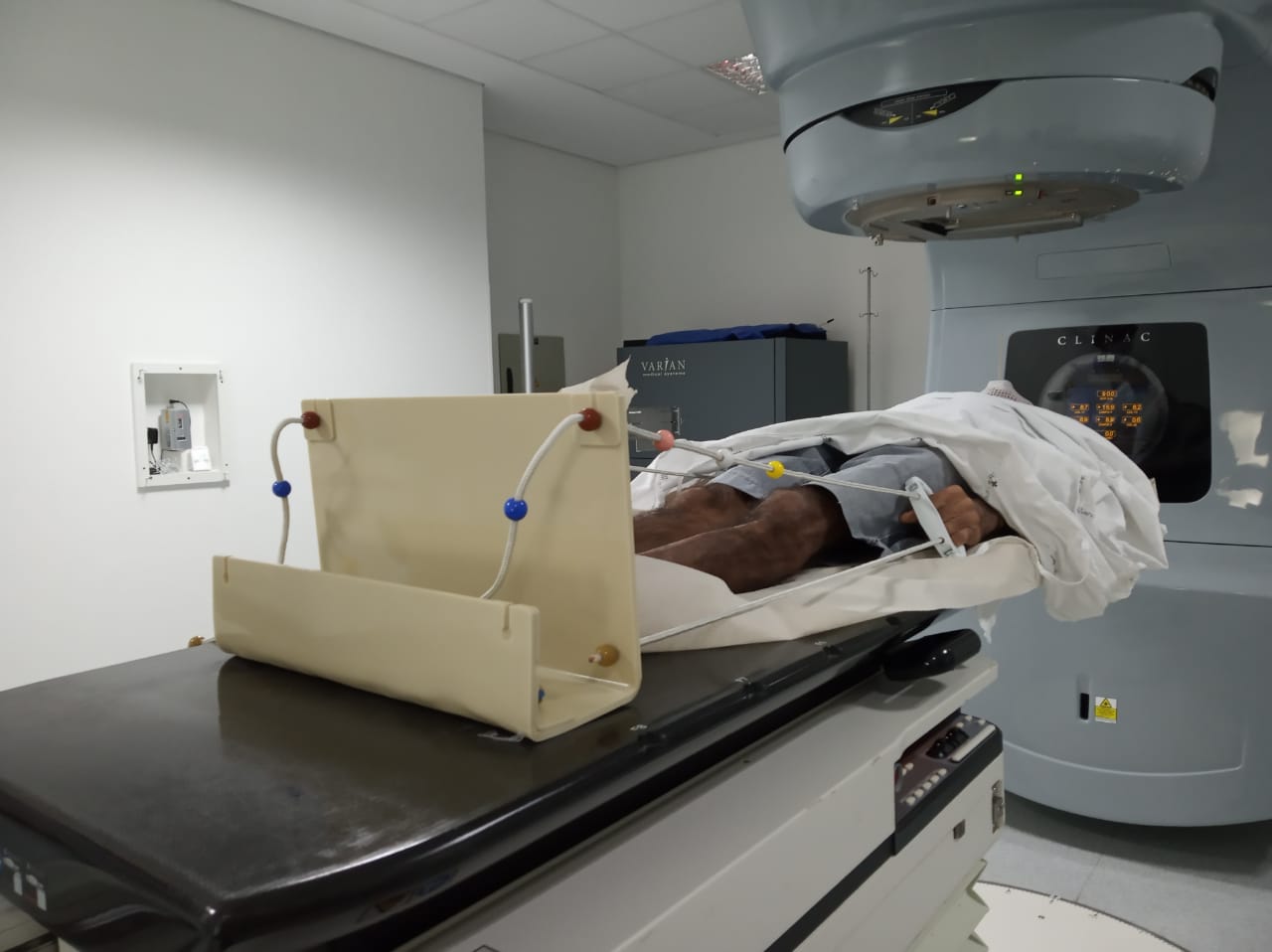 Equipamento oferece conforto a paciente durante sessão de radioterapia