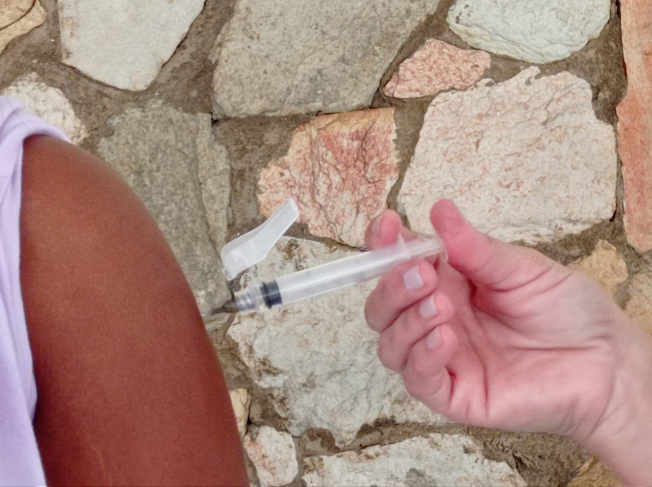 Aracaju inicia vacinação de adolescentes de 17 anos, aplicação de reforço em idosos e segue repescagem