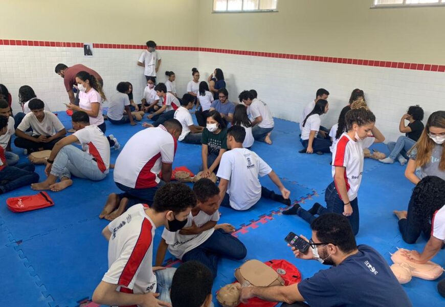 Alunos do ensino médio recebem treinamento de reanimação cardiopulmonar
