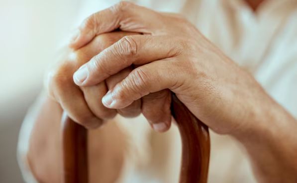 Cirurgião bucomaxilofacial alerta para quedas e os riscos de traumas faciais em idosos