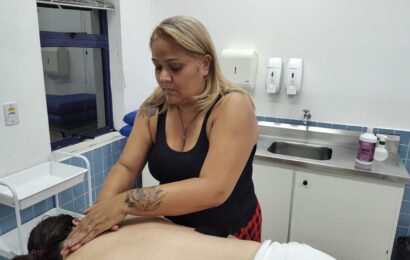 Massoterapeuta com deficiência visual dá exemplo ao retornar ao Senac para se qualificar