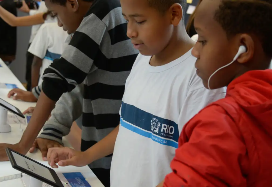 Celular: Projeto restringe uso nas escolas Celular: Projeto restringe uso nas escolas