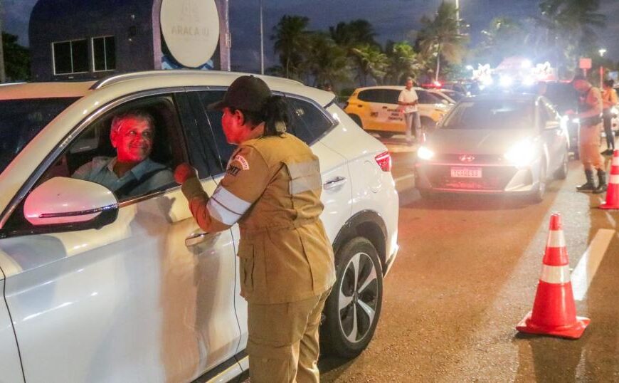 SMTT inicia campanha do Maio Amarelo com blitz educativa na Orla da Atalaia