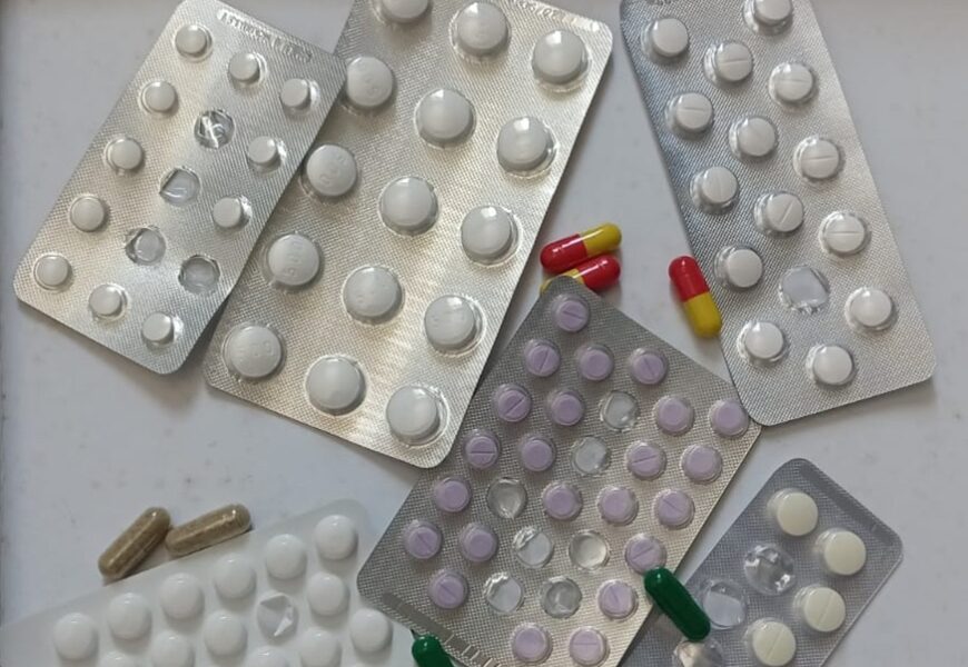 Mês do uso racional de medicamentos: maioria dos brasileiros confia na prescrição por farmacêuticos, aponta ICTQ/Datafolha
