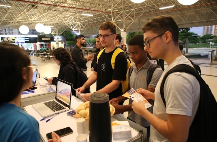 Vagas de estágio são apresentadas a estudantes em evento de empregabilidade