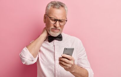 Uso incorreto do celular pode comprometer a saúde da coluna, alerta Dr. Ewerton Caroso