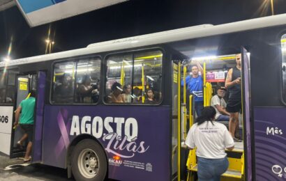 Equipe da SerMulher realiza ação em ônibus caracterizado com o Agosto Lilás