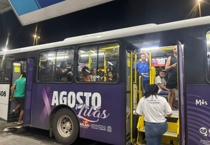 Equipe da SerMulher realiza ação em ônibus caracterizado com o Agosto Lilás