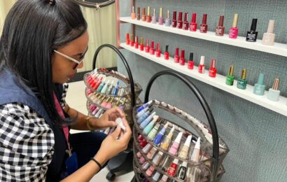 Saúde reforça fiscalização sanitária em estabelecimentos de beleza e alerta sobre uso de produtos vencidos