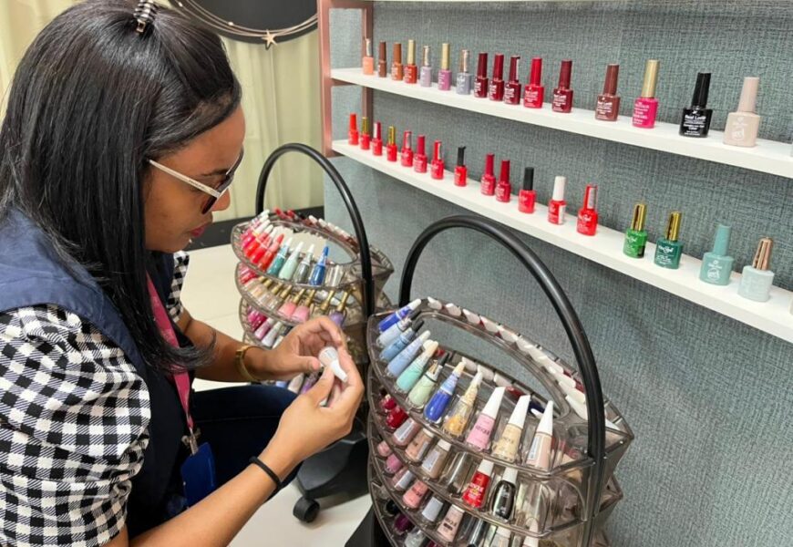 Saúde reforça fiscalização sanitária em estabelecimentos de beleza e alerta sobre uso de produtos vencidos