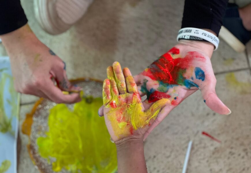 Projeto Férias Voluntárias leva música, brincadeiras e arte a crianças acolhidas
